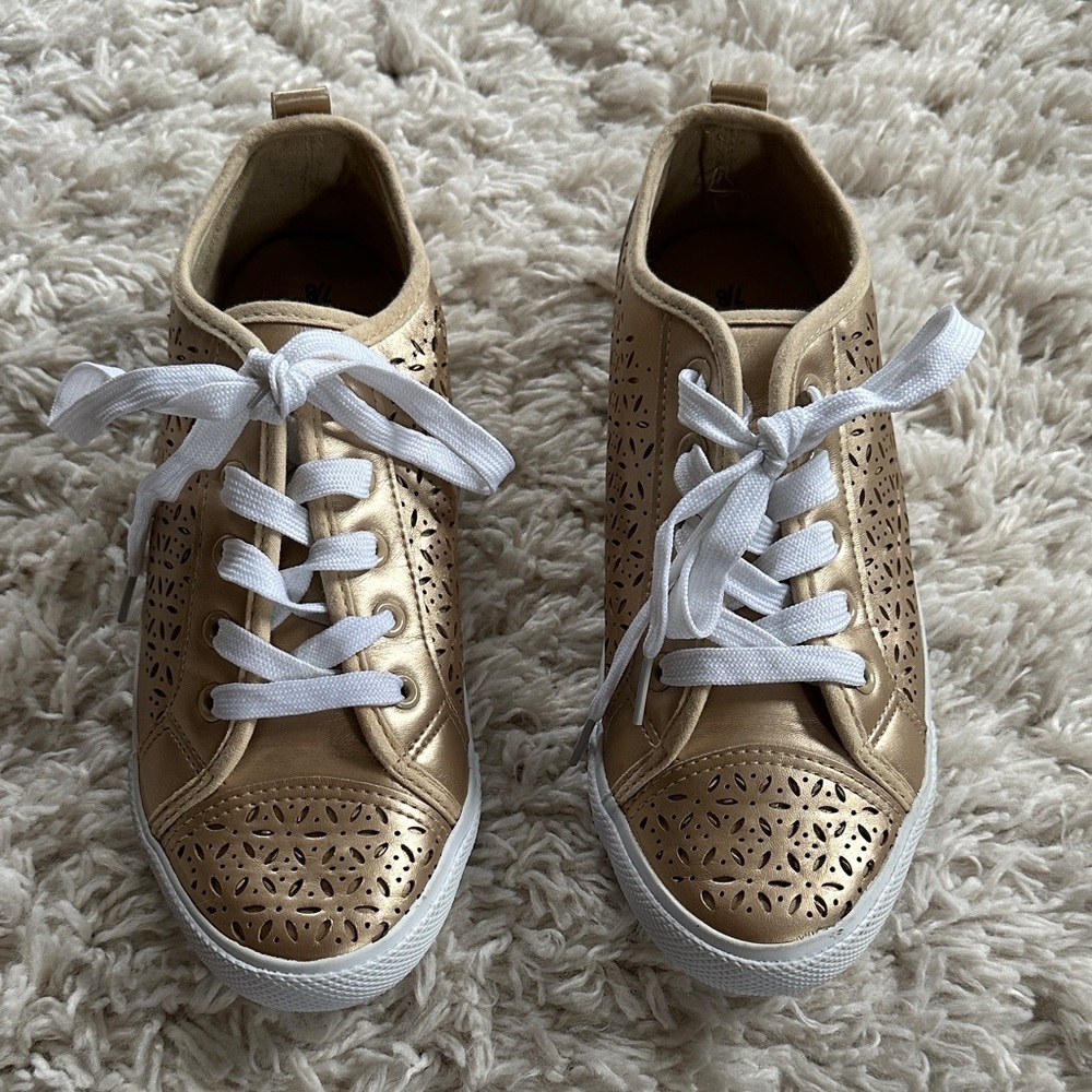 CHATTIES 90’s Retro Metallic Gold Vegan Leather Women's Lace-Up Sneakers Sz 8